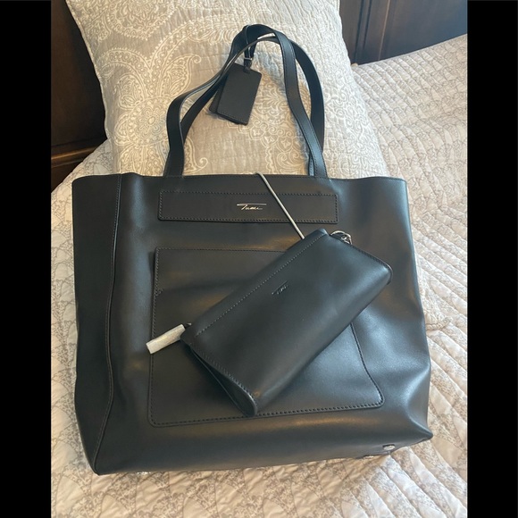 Tumi Handbags - NWOT Tumi leather tote
